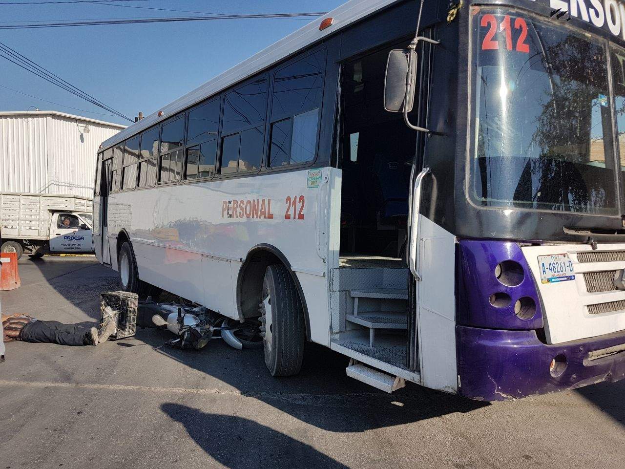 El conductor salió proyectado hacia la carpeta asfáltica, mientras que la unidad terminó prensada en el chasis del autobús. (EL SIGLO DE TORREÓN)