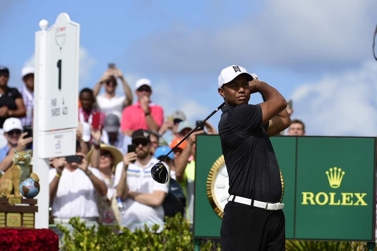Tiger Woods finalizó la segunda ronda con 68 golpes y se ubica en el quinto lugar del torneo. (AP)