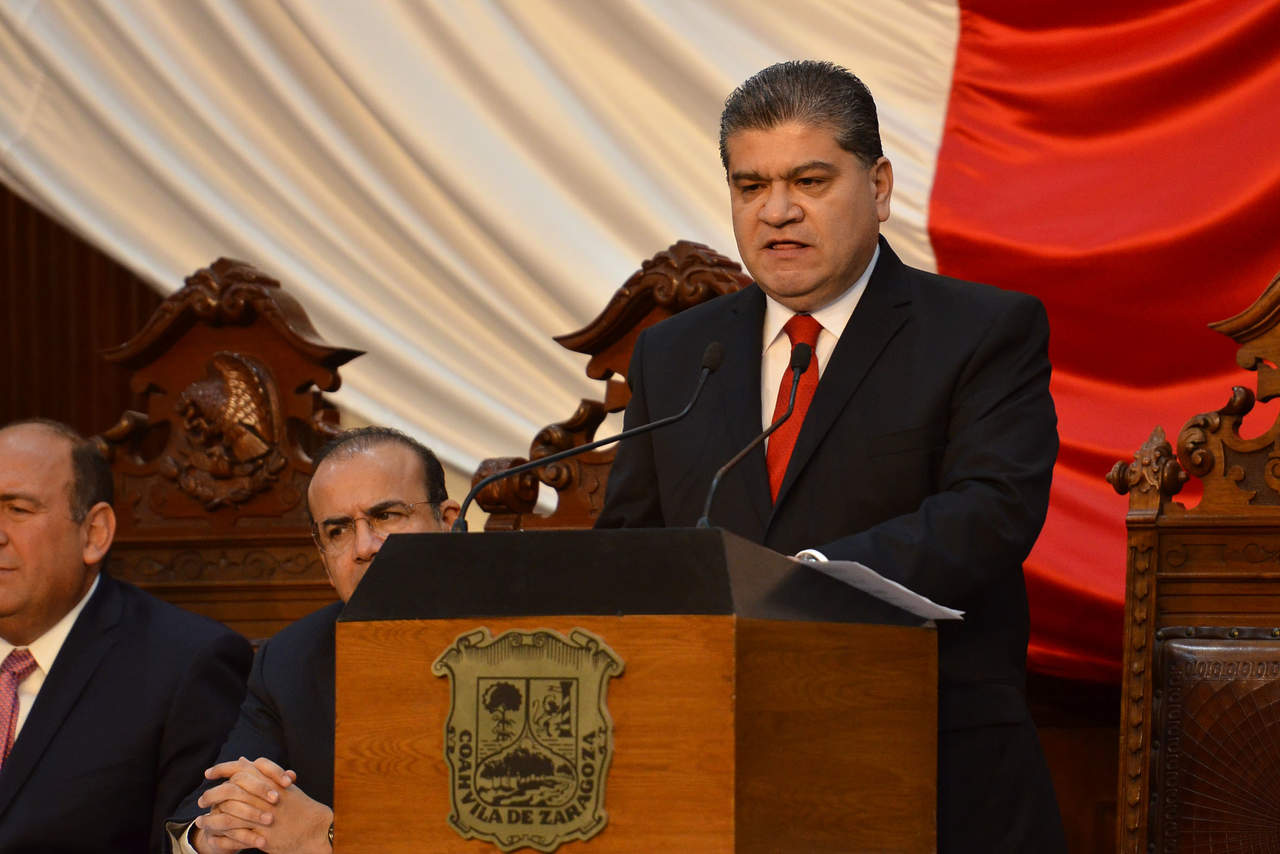 Protesta. Miguel Riquelme asumió ayer el cargo de gobernador en el Congreso local. (FERNANDO COMPEÁN)