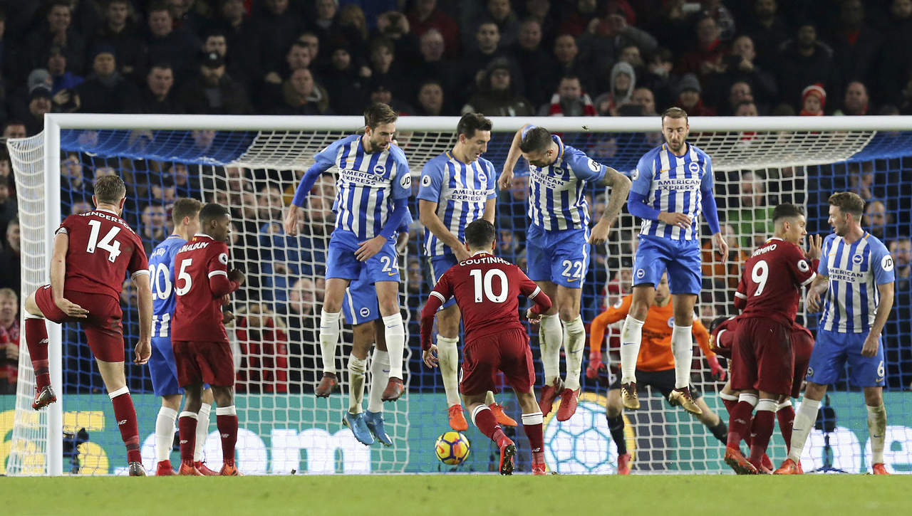 Philippe Coutinho (10) anotó de tiro libre el cuarto tanto del Liverpool. (AP)