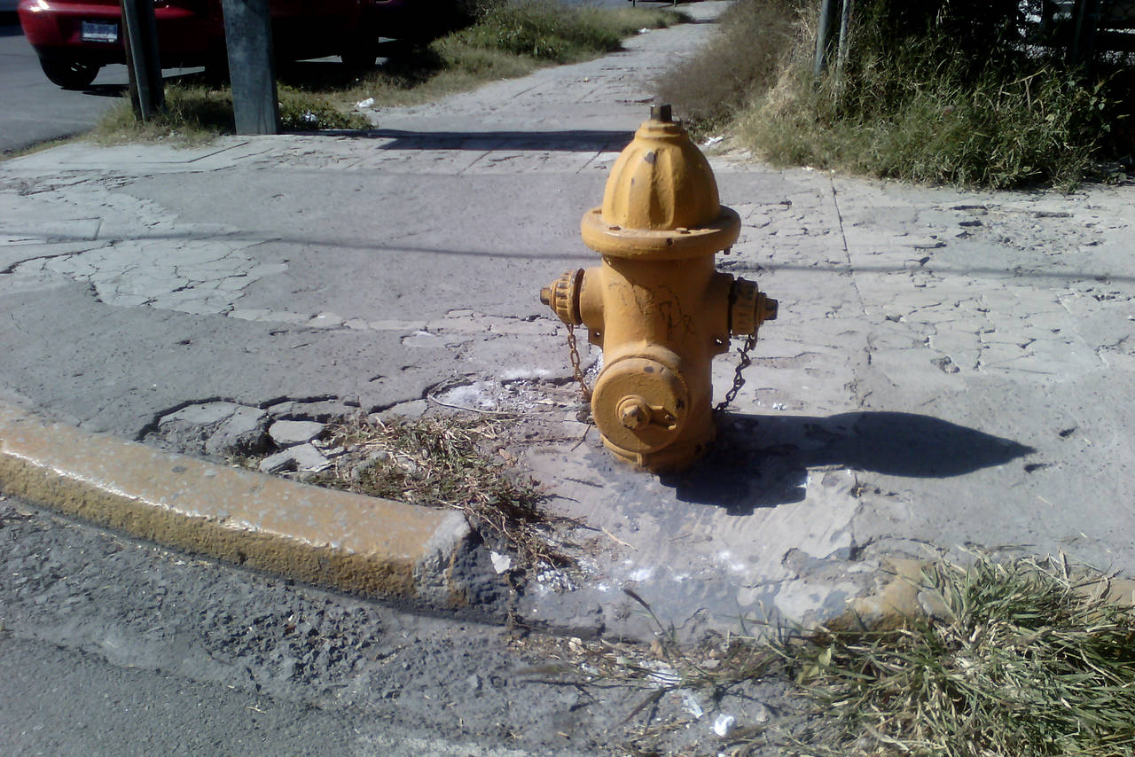 Obstruida. En Hidalgo y calle Jiménez, la autoridad no tomó en cuenta la rampa al momento de colocar un hidrante.