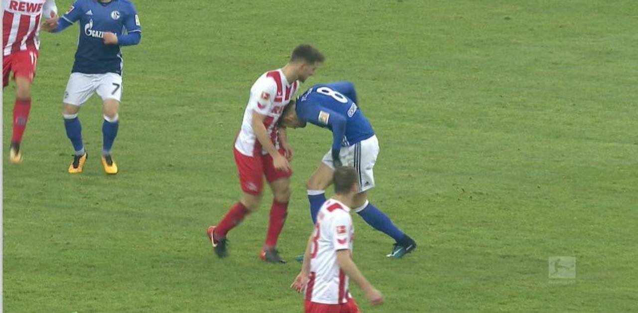 Ya en los minutos finales del encuentro, Özcan cometió una falta sobre Göretzka y, a pesar de la marcación, el mediocampista del Schalke 04 decidió tomar justicia por propia mano. (TWITTER)