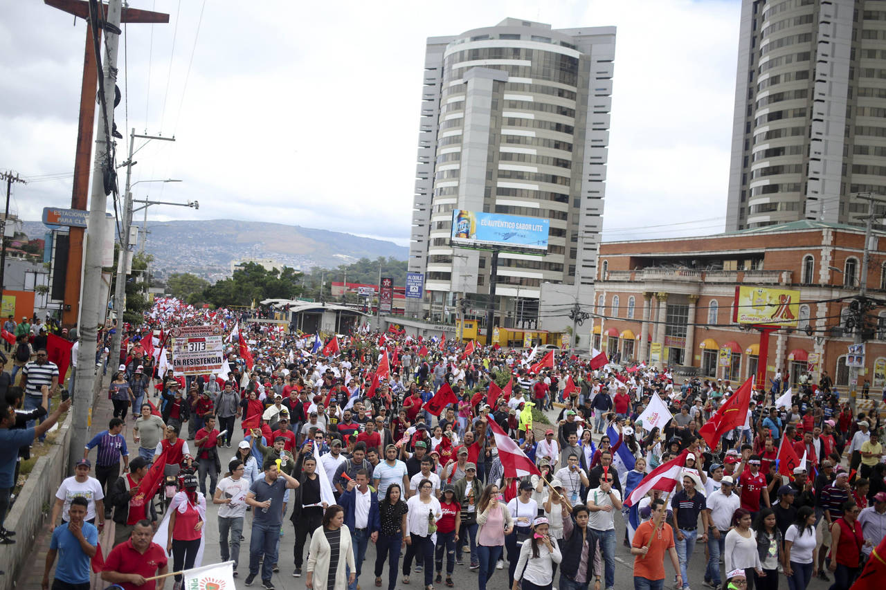 Democracia. Miles de personas salieron a las calles en Honduras para exigir respeto al voto. (AP y EFE)