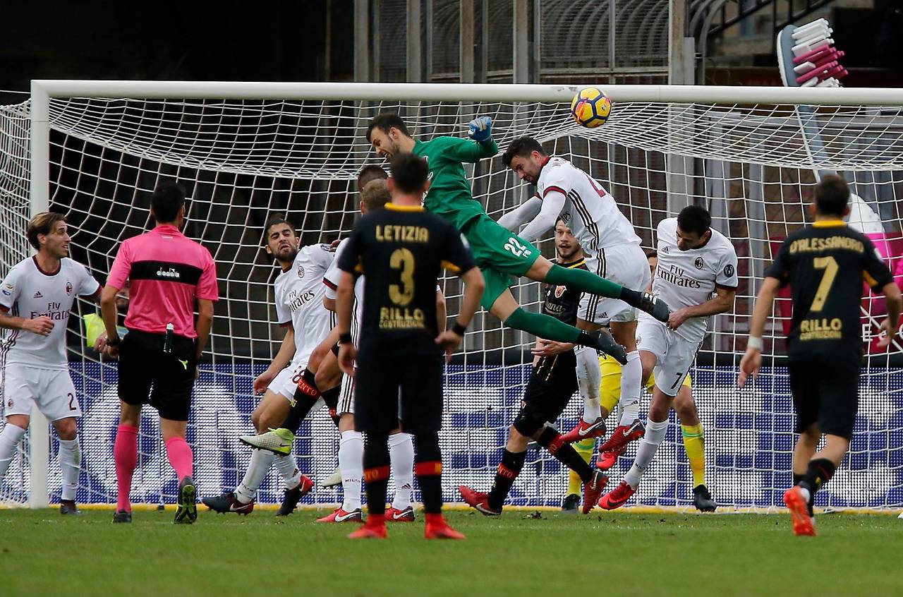 Alberto Brignoli anotó el gol de último momento para que Benevento consiguiera su primer punto en la Serie A. Portero arruina debut de Gattuso en Milán