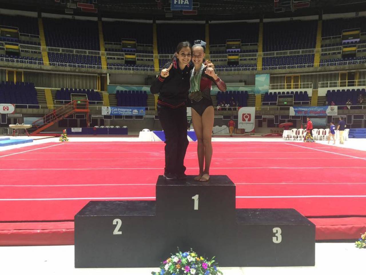 María Fernanda festejó junto a su coach Marcela Marín. Lagunera brilla en Copa Panamericana de Gimnasia