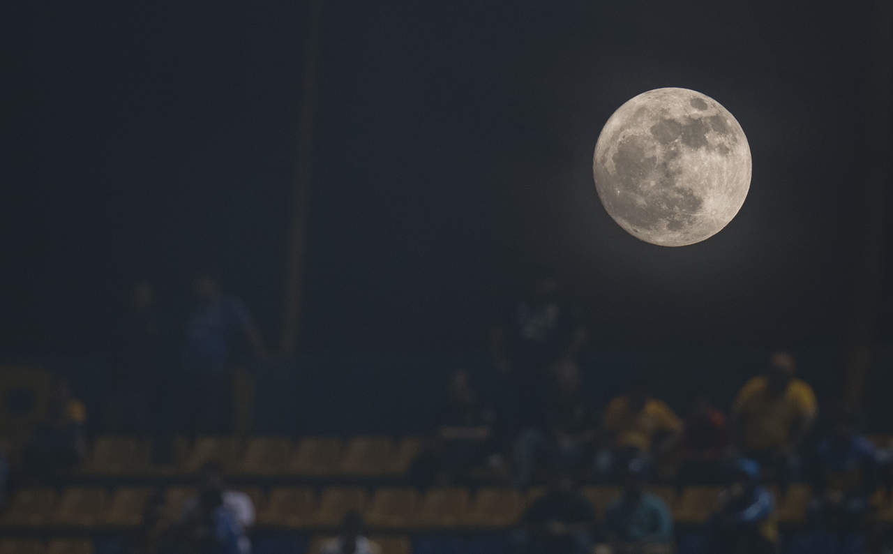 Vista de la luna antes del partido de vuelta correspondiente a la semifinal del Torneo Apertura 2017, entre el Tigres UANL y el América. (EFE) 