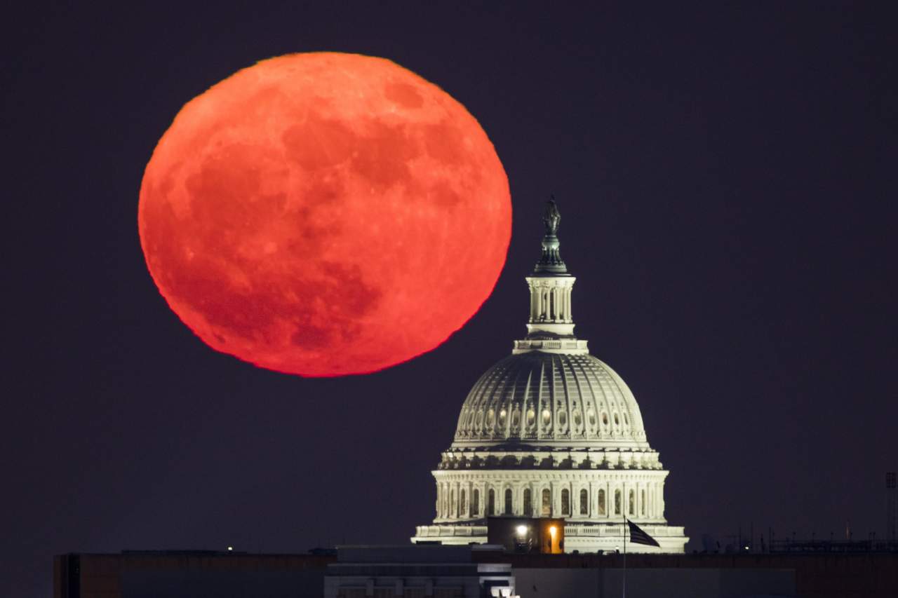 Así se vio la súper luna en Washington. (EFE) 