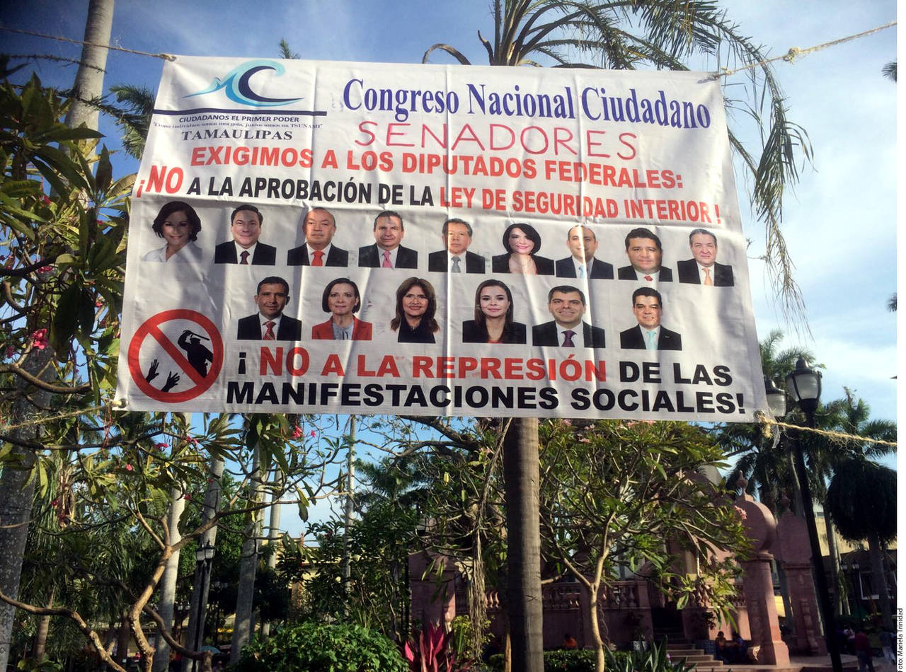 En contra. Integrantes del Congreso Nacional Ciudadano colocaron mantas en contra de la Ley de Seguridad Interior en la Plaza de Armas, ubicado en el centro de Tampico. (AGENCIA REFORMA)