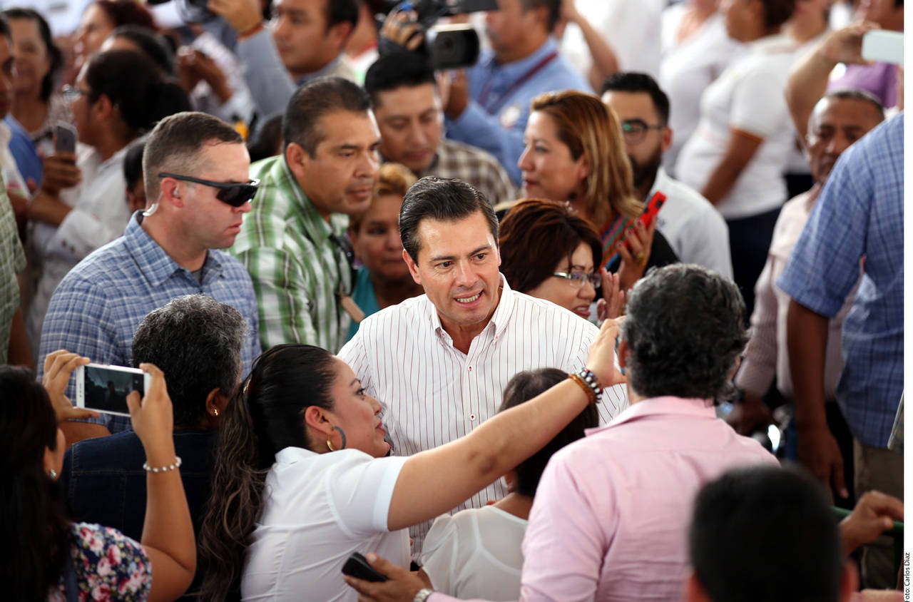 Error. Peña Nieto afirmó en su discurso que la nueva unidad médica, en Chiapas, atendería a derechohabientes de 'Oaxaca'. (AGENCIA REFORMA)