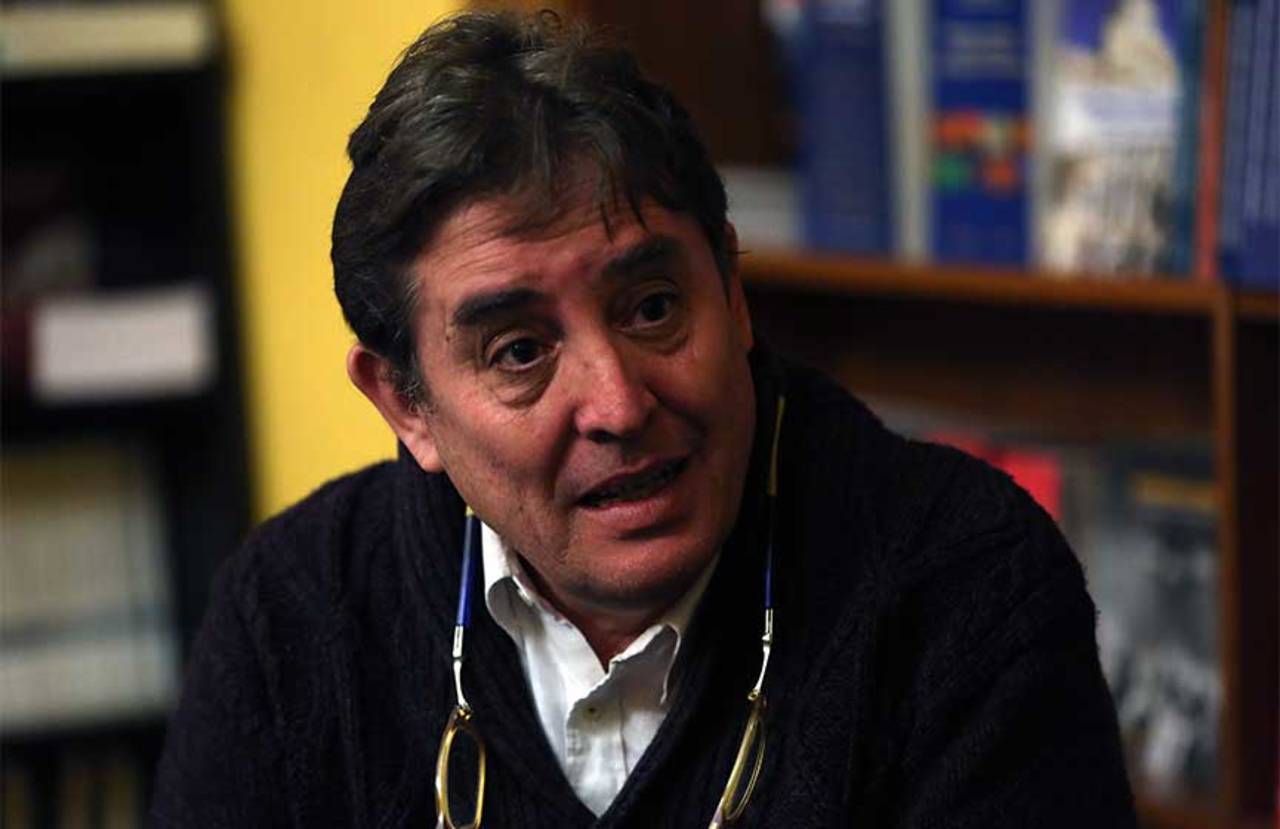 Además. El poeta español Luis García Montero ganador del  premio Internacional López Velarde.