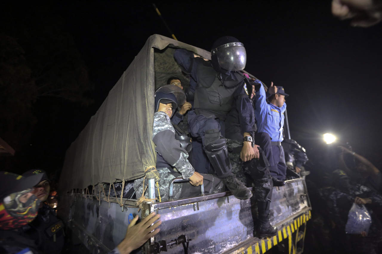 Se unen. Policías de la fuerza especial Cobras se declararon en huelga de ‘brazos caídos’ por la crisis política de Honduras. (EFE)