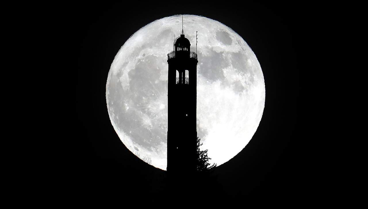 Belleza.Miles en toda Europa siguieron el fenómeno de la Super Luna. Este es el faro de San Maurizio, cerca de Como. (EFE)