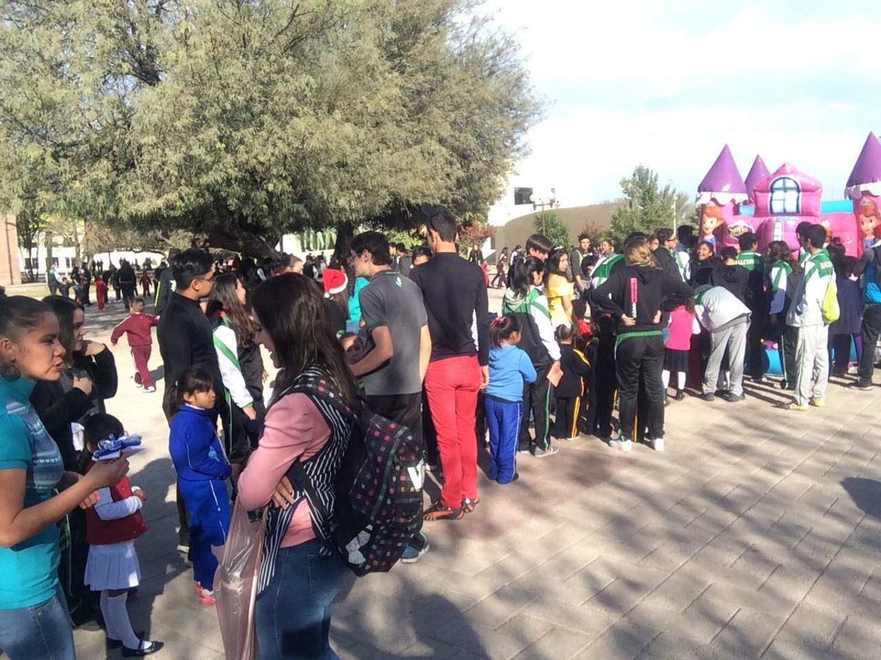 Más de mil pequeños fueron apadrinados por estudiantes de secundaria y bachillerato de la UAL. (EL SIGLO DE TORREÓN) 