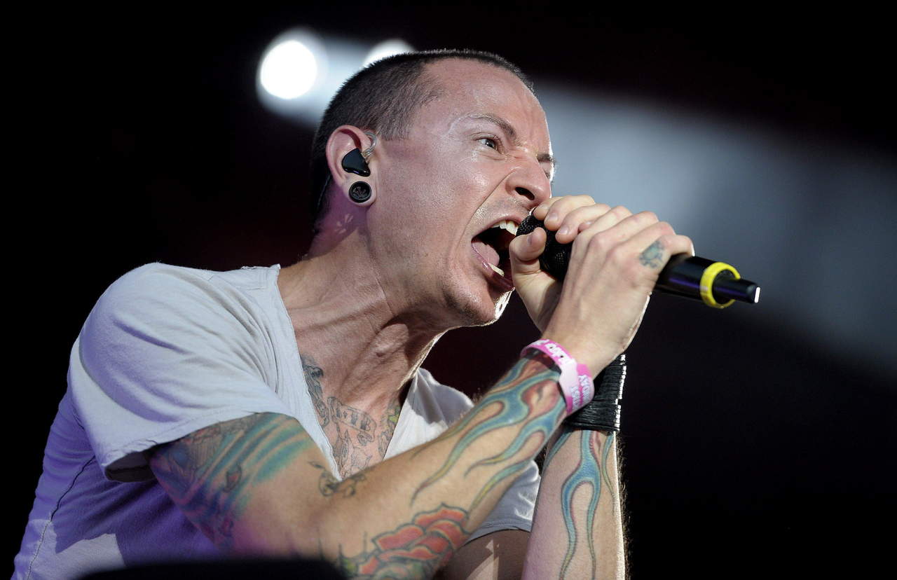 El portal 'TMZ' publicó información relacionada con la autopsia del vocalista de Linkin Park, quien se ahorcó en su casa de California el pasado 20 de julio. (ARCHIVO)