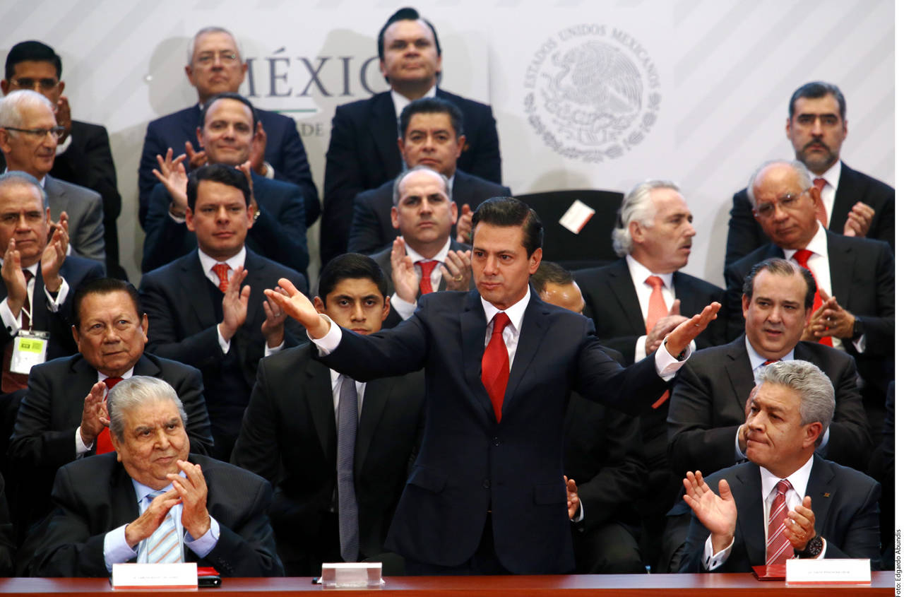 Celebran. Enrique Peña Nieto (centro) durante la ceremonia de aniversario del Infonavit. (AGENCIA REFORMA)