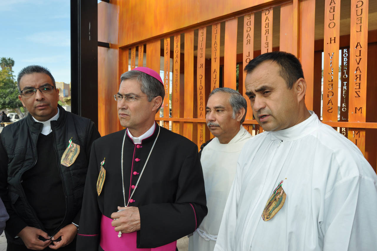 Apoyo. El obispo de Torreón Luis Martín Barraza visitó el memorial de grupo Vida instalado en la Alameda Zaragoza. (GUADALUPE MIRANDA)