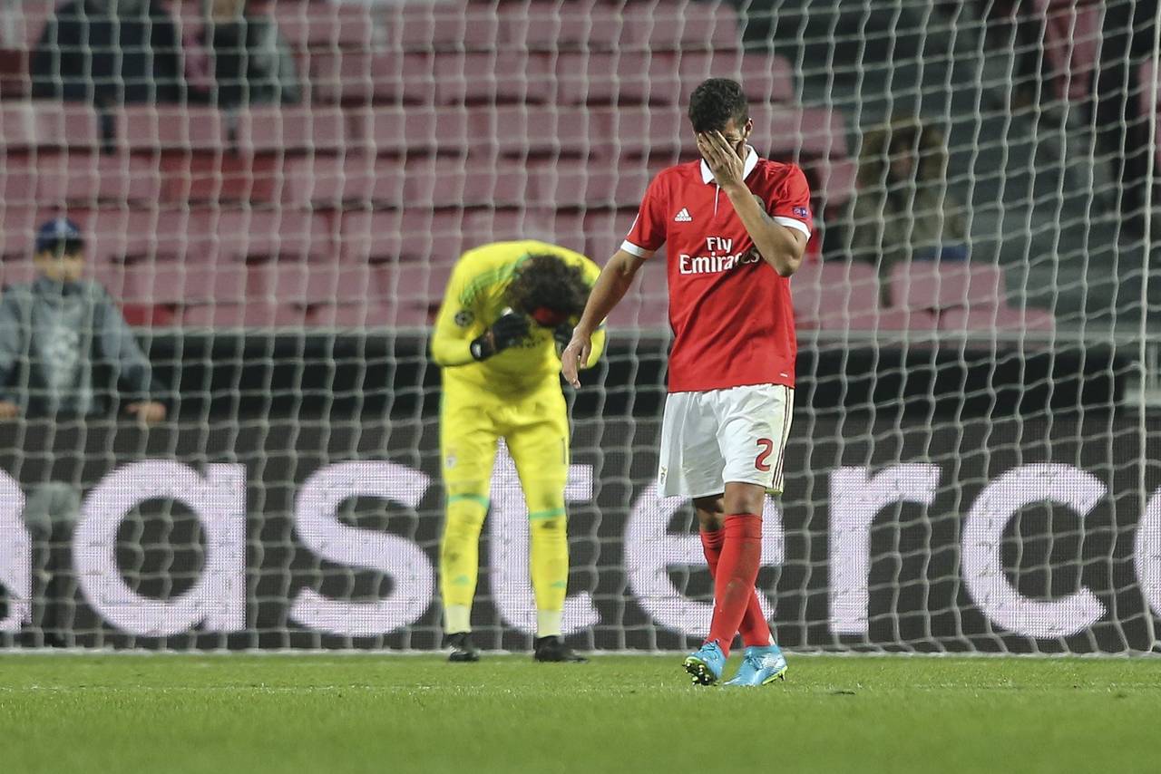 El arquero Svilar (i) de Benfica reacciona junto a Lisandro Lopes (d), durante un partido entre Benfica y Basilea del grupo A. (EFE)