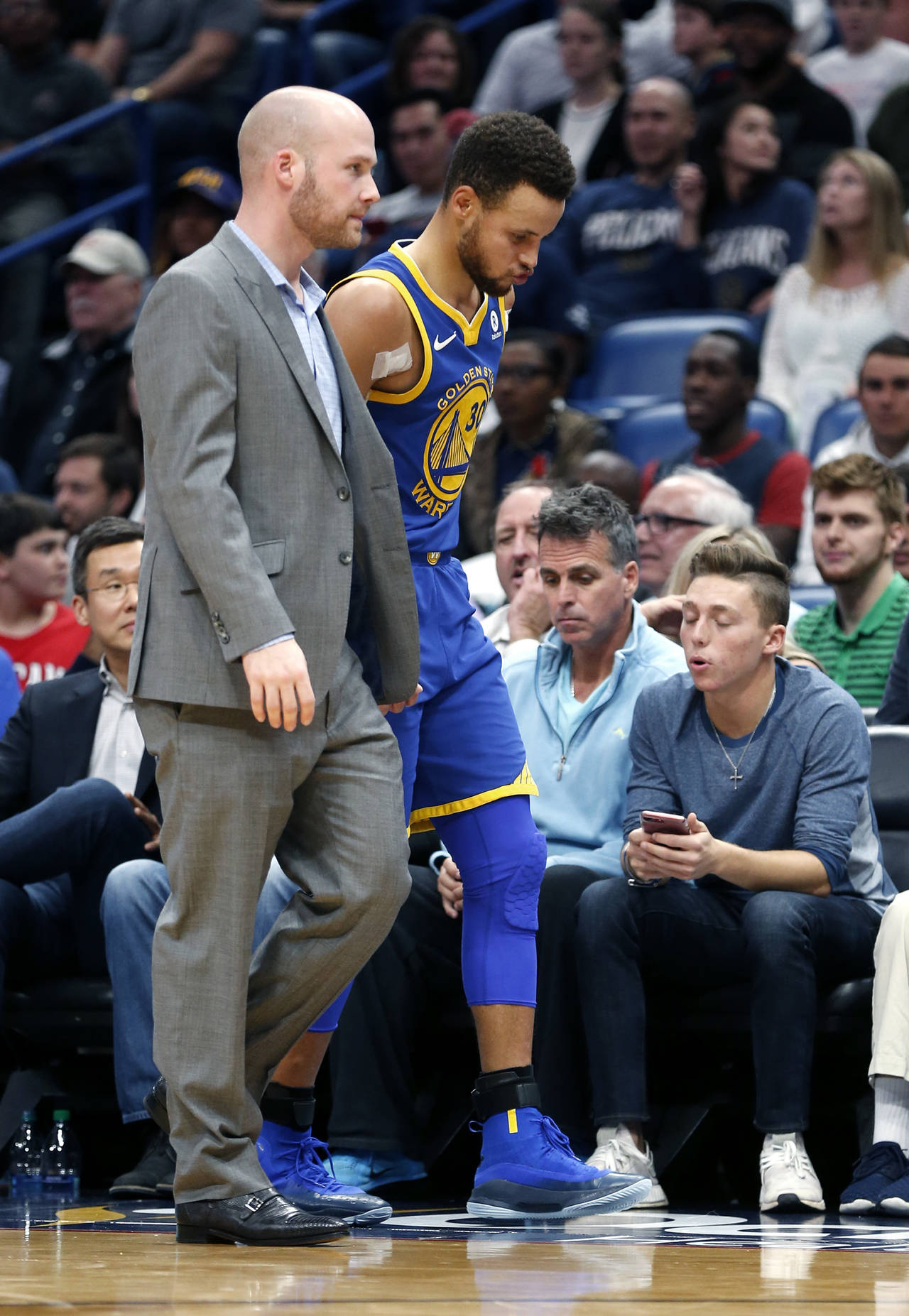Stephen Curry sufrió un esguince de tobillo en el juego del lunes ante los Pelicans de Nueva Orleáns. (AP)