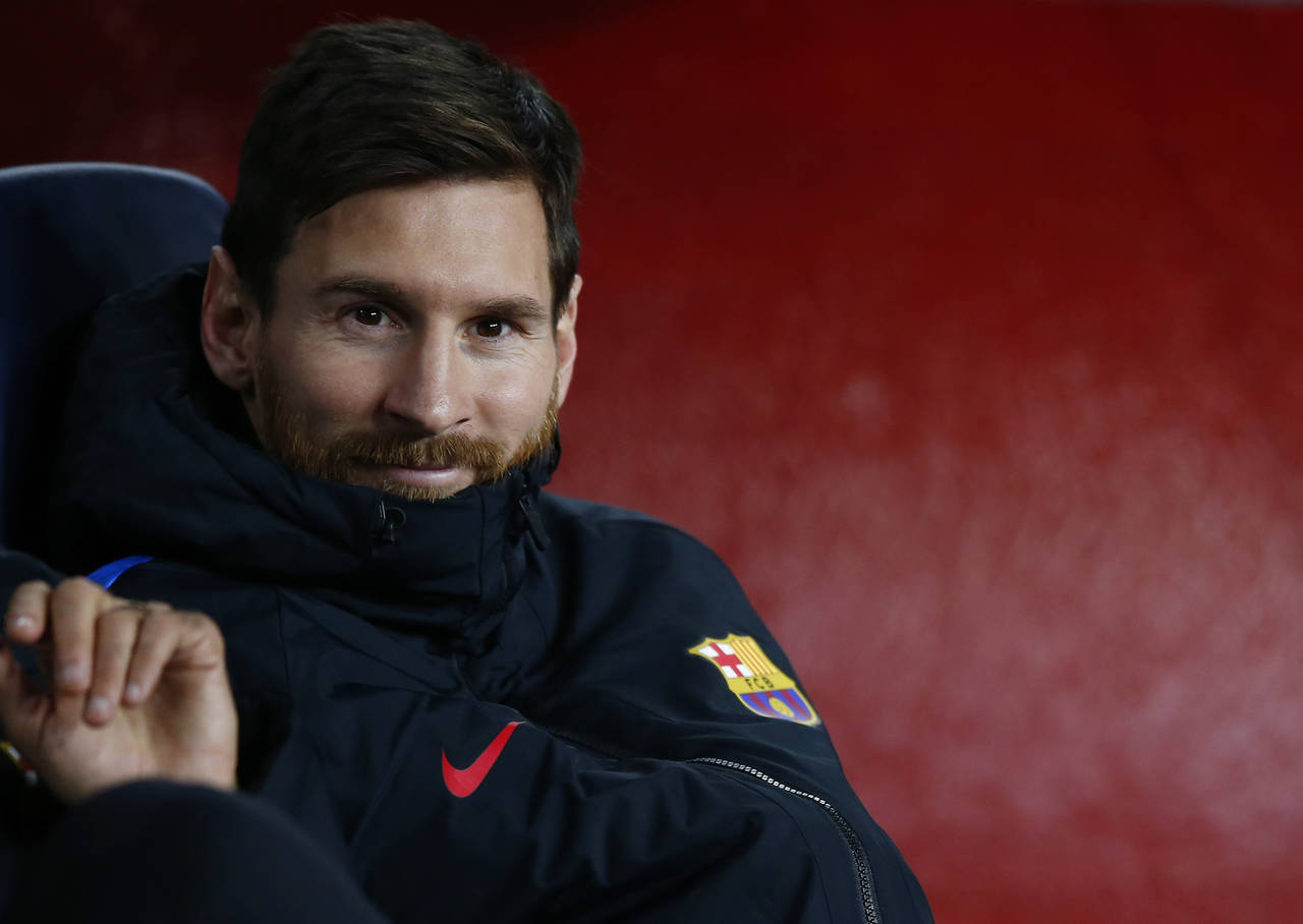 Messi inició el partido de ayer en el banco de suplentes. (AP)