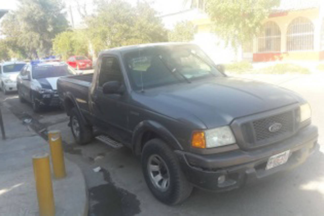 Vehículo. Agentes de la Policía de Gómez Palacio recuperaron una camioneta con reporte de robo. (EL SIGLO DE TORREÓN)