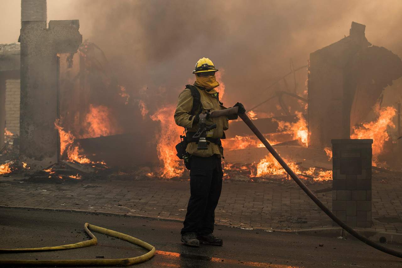 Fuertes vientos impiden lucha contra incendios en California