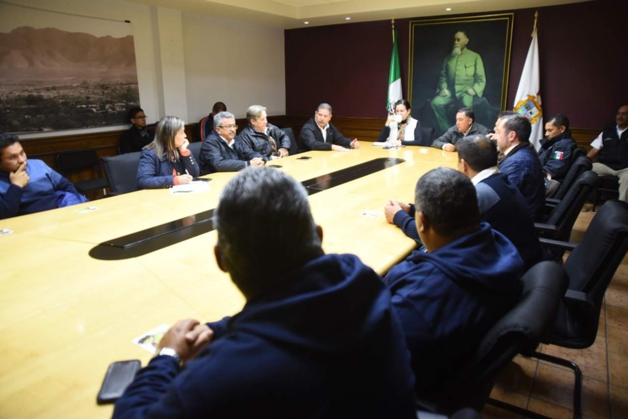 El alcalde Isidro López Villarreal encabezó la instalación de este comité y confirmó que las diferentes áreas del Municipio están preparadas y coordinadas para atender a la población que lo requiera. (EL SIGLO DE TORREÓN)