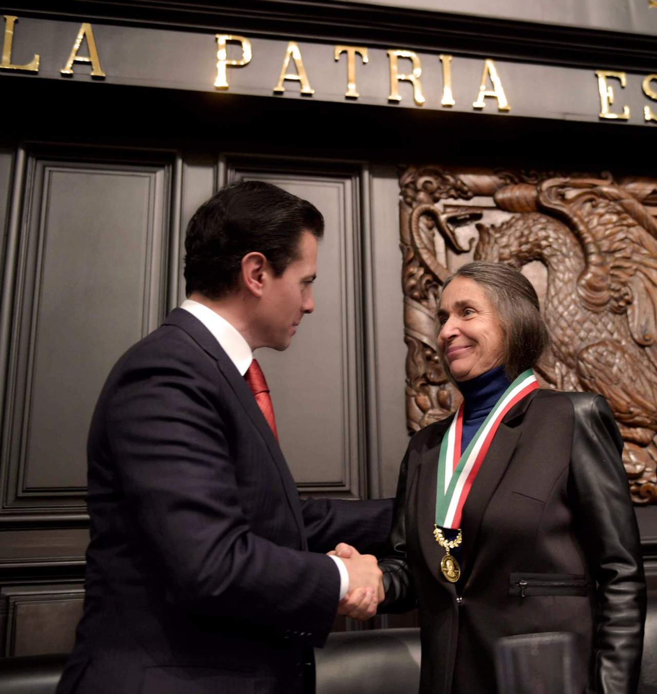 Con la presencia del presidente Enrique Peña Nieto, se entregó dicha presea y el diploma correspondiente. (ESPECIAL) 