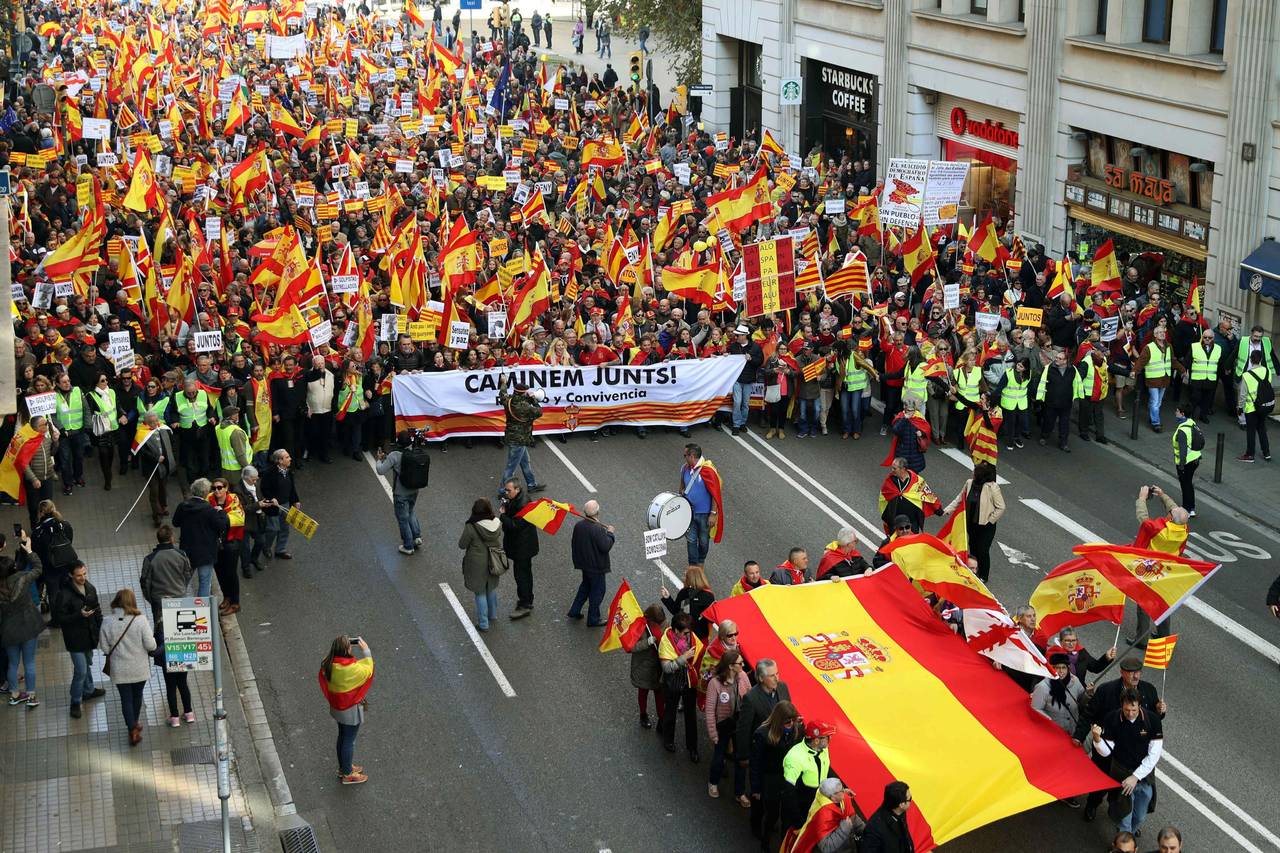 Apoyo. Unas 12 mil personas se manifestaron en Barcelona, para defender la unidad de España y en defensa de la Constitución. (EFE)