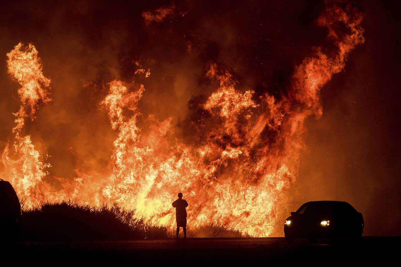 Miedo. La zona noroeste de Los Ángeles vive una jornada de angustia con cuarto incendios que obligaron a cortar carreteras. (AP)