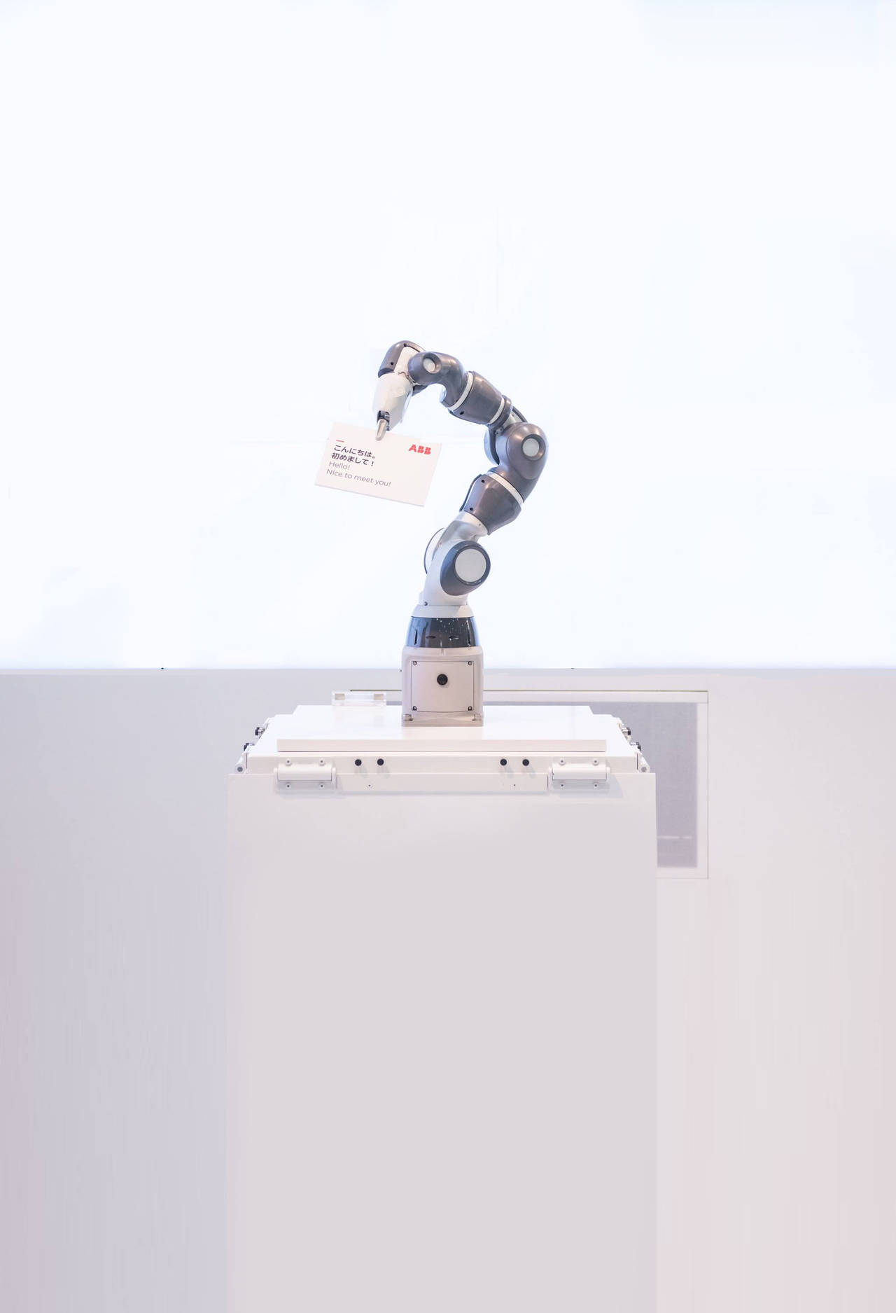 El robot industrial de la empresa ABB ocupa menos espacio será presentado en Tokio. (ARCHIVO)