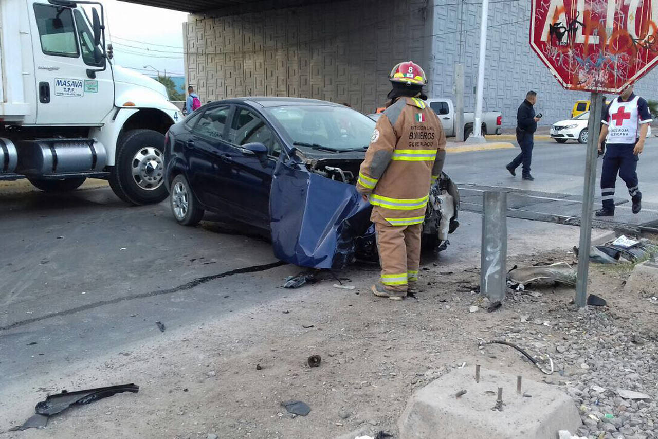 Accidente. La conductora de un vehículo sedán  intentó ganarle el paso al tren en la ciudad de  Gómez Palacio. (EL SIGLO DE TORREÓN) 