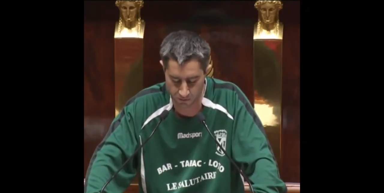 Ruffin, un periodista de formación conocido por ser el realizador del premiado documental 'Merci, patron', se puso la camiseta verde del l'Olympique Eaucourt, un club aficionado de la localidad de Eaucourt-sur-Somme. (Especial)
