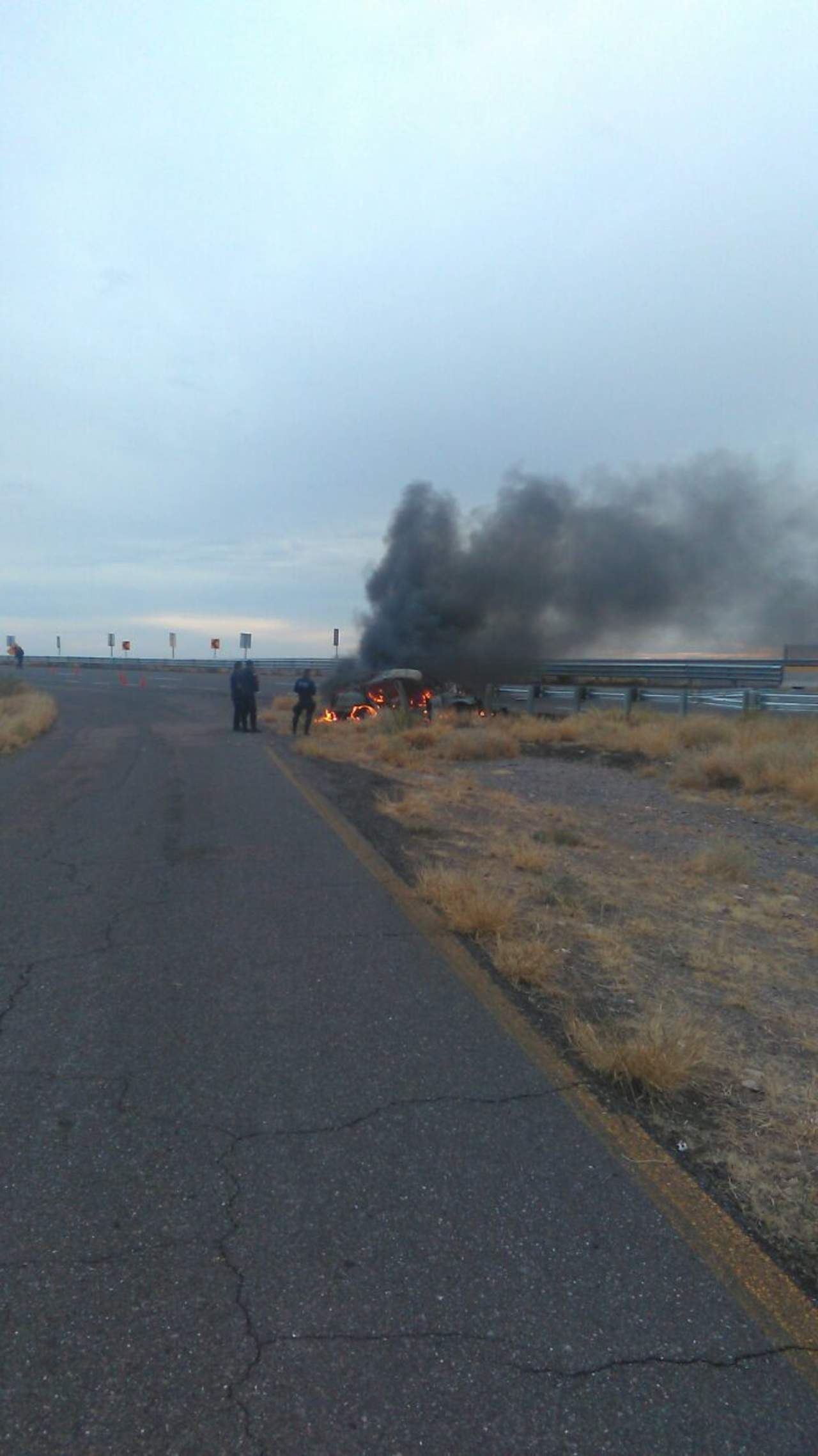 La conductora identificada como Sandra Lizeth y sus dos acompañantes lograron salir de la unidad antes de que fuera consumida por el fuego.  (EL SIGLO DE TORREÓN) 