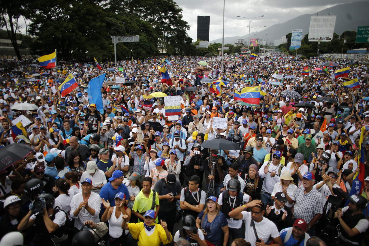 El mandato para imponer sanciones que estipula la ley vigente --y que ha permitido a Washington congelar bienes y suspender visas a decenas de funcionarios venezolanos-- culmina en 2019. (ARCHIVO)