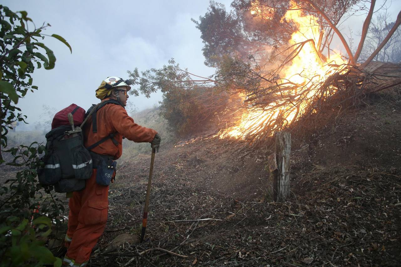 Operativo. Los cientos de bomberos que intentan controlar los incendios que arrasan miles de hectáreas en el sureste de California. (EFE)