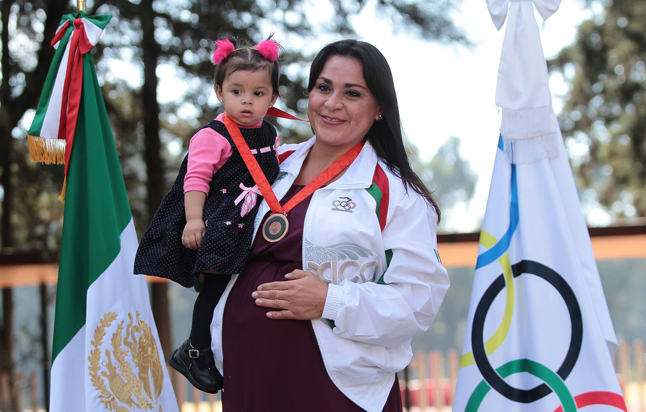 En una ceremonia en la explanada del Centro Deportivo Olímpico Mexicano, la exhalterista Damaris Aguirre se mostró contenta por recibir la medalla olímpica, por su asistencia en los Juegos Olímpicos de Beijing. (Notimex)