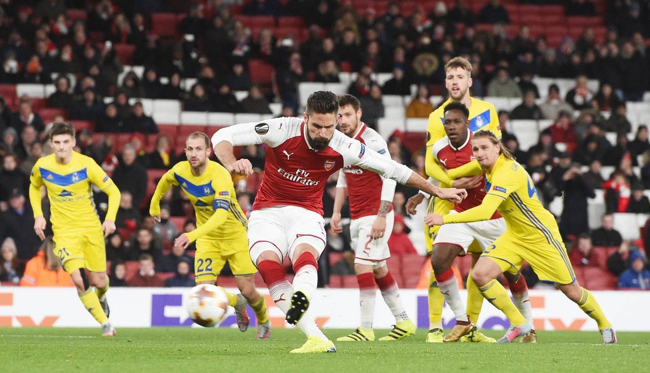 Olivier Giroud (c) de Arsenal anota un gol contra Borisov desde el punto de penalti, durante un partido del grupo H de la Liga Europa. Arsenal humilla 6-0 a BATE en Liga Europa