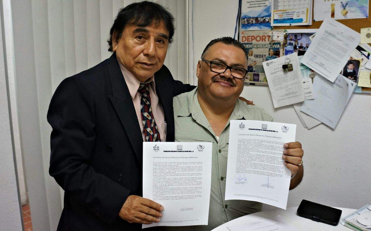 El peruano Italo Villarreal y el mexicano Alberto Rico firmaron un acuerdo de colaboración para periodistas de ambos países. (Femecrode)