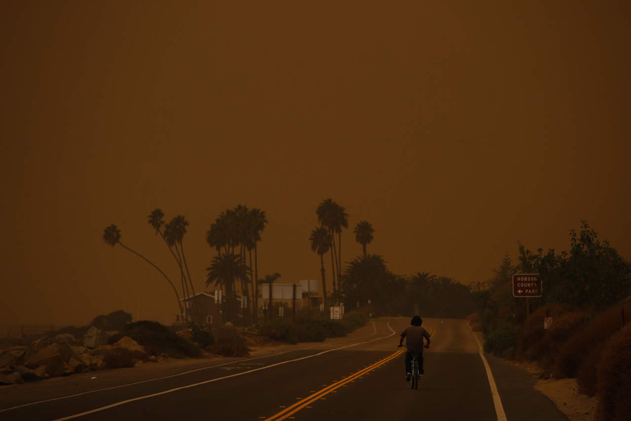 Efectos. En el cielo de Ventura, California, se puede ver el efecto de los incendios. (EFE)