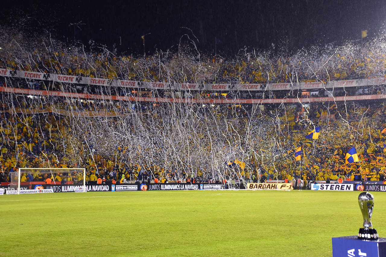 La afición de Tigres inundó el estadio con sus colores amarillo y azul, además de papelitos que aventaron al campo.