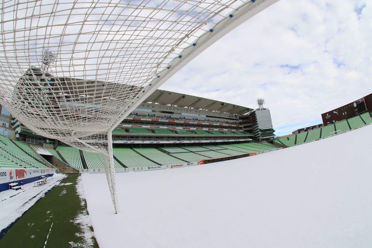 El Estadio Corona amaneció cubierto por la nieve que visita la región tras 20 años de no hacerlo. (Cortesía)