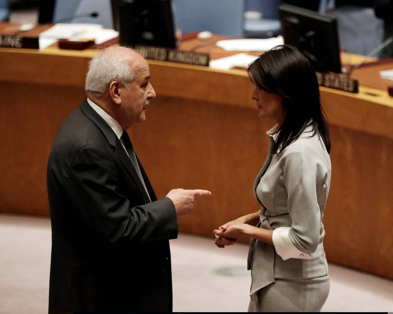 De frente. El embajador de Palestina ante las Naciones Unidas, Riyad Mansour (Izq.), conversa con la embajadora de EU ante la ONU, Nikki Haley (Der.), previo al Consejo de Seguridad.