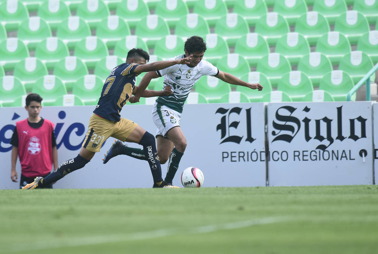 La filial Sub-17 de Santos Laguna, intentará coronarse en la capital del país ante los universitarios, a quienes no pudieron derrotar en el choque de Ida, donde dejaron escapar grandes ocasiones de marcar goles. (Archivo)