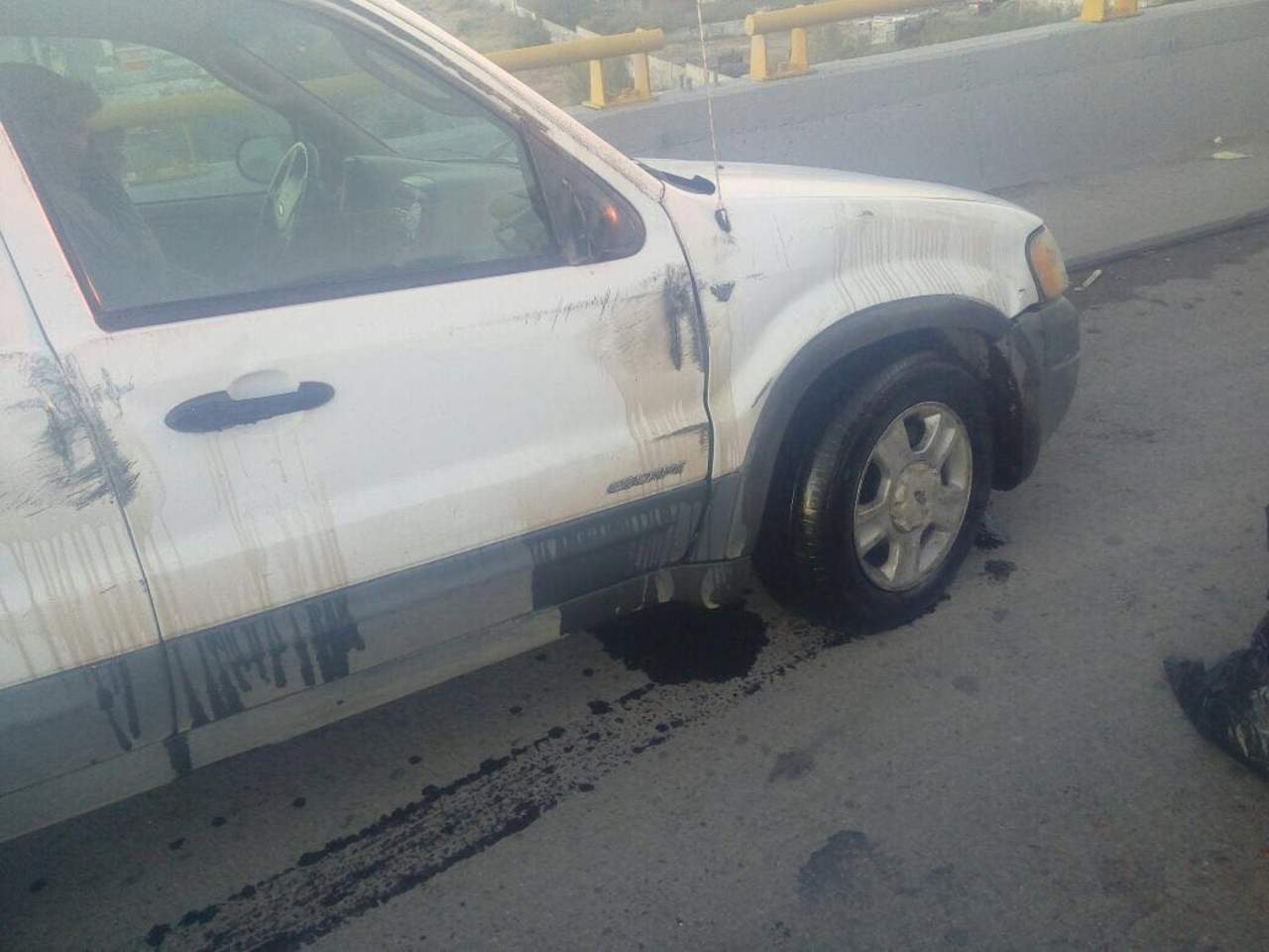 Agentes de la dirección de Tránsito y Vialidad municipal se encargaron de tomar conocimiento del accidente.  (EL SIGLO DE TORREÓN) 