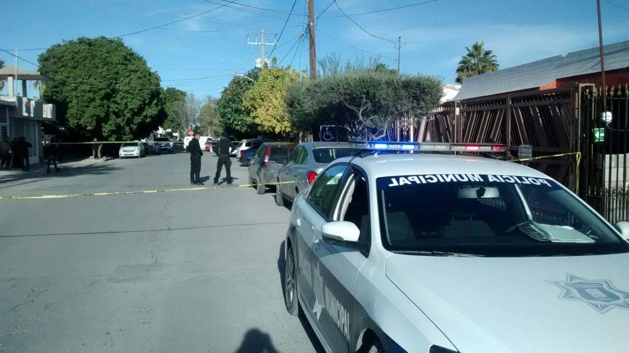En minutos arribaron elementos de la Policía Municipal y Fuerza Coahuila, y encontraron dentro de un automóvil a una mujer si vida en el asiento del conductor; tenía una herida de bala en el tórax, cerca del corazón.  (EL SIGLO DE TORREÓN)