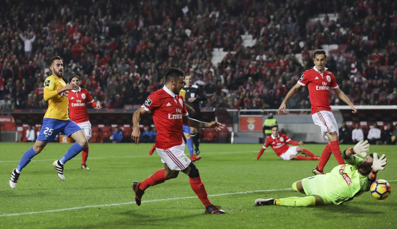 Benfica derrotó 3-1 a Estoril y llegó a 33 puntos en la Liga de Portugal. (EFE)