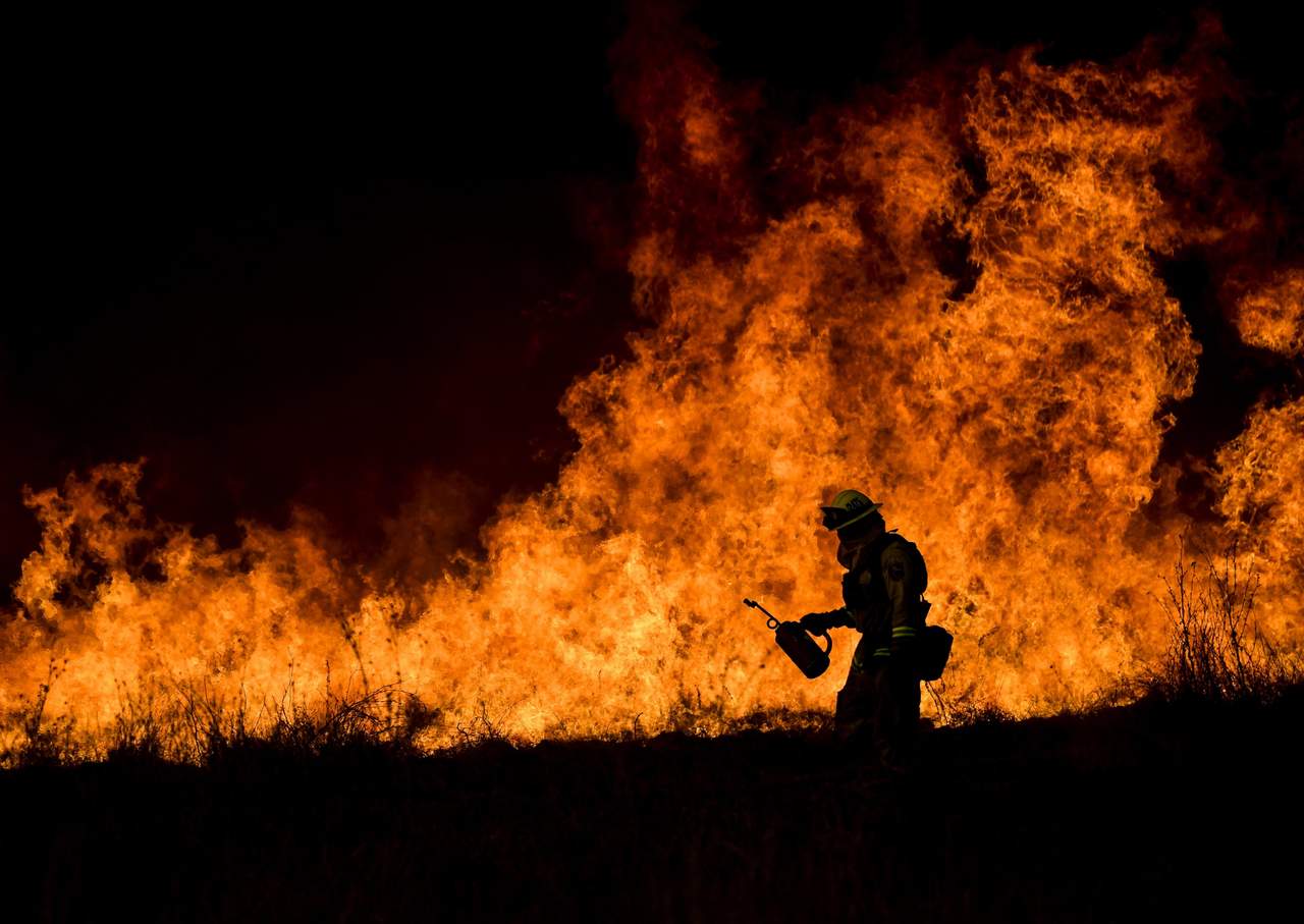 Desde el lunes, los fuegos han arrasado más de 69,900 hectáreas, un área más grande en superficie que la ciudad de Chicago. (EFE)