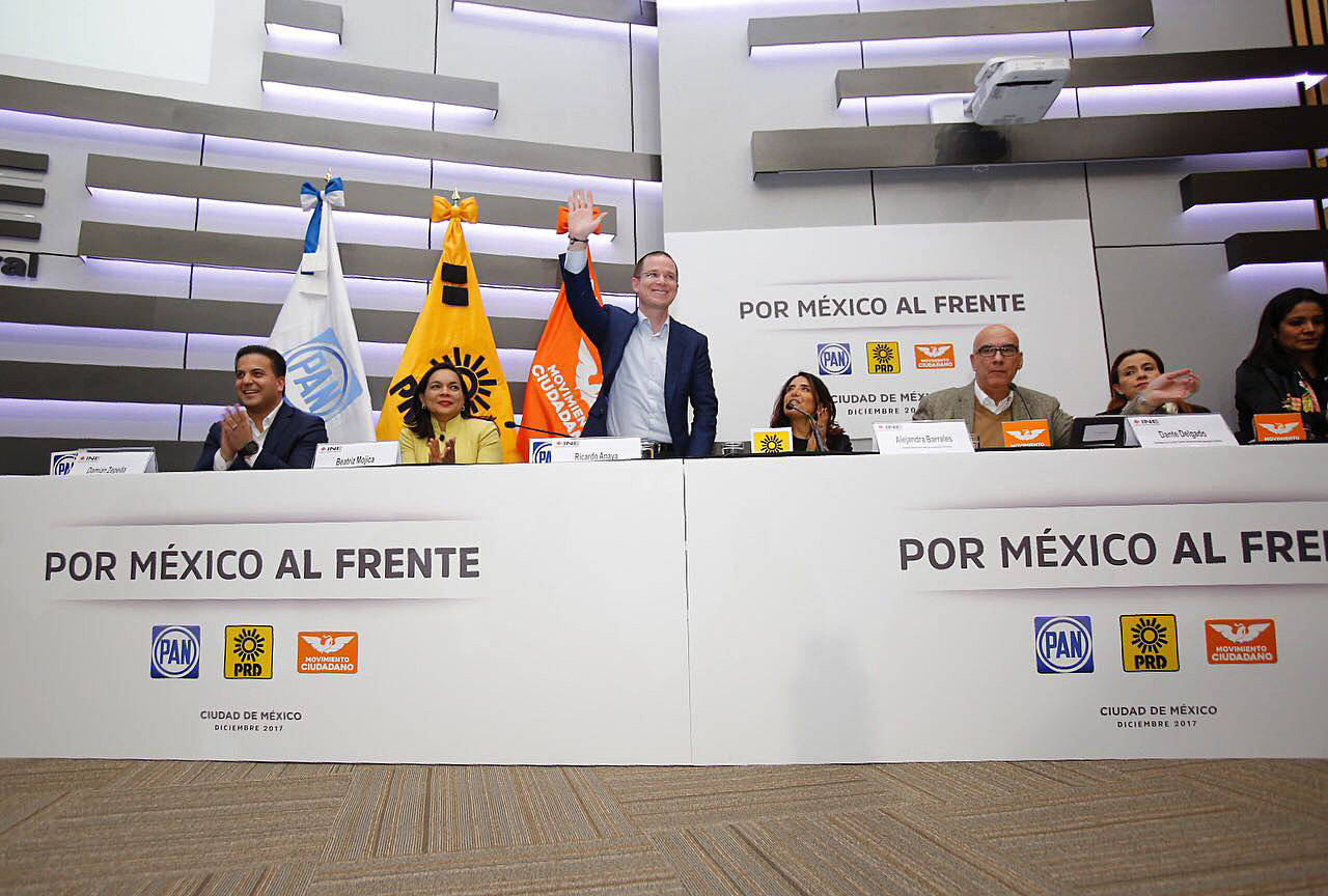 Saludo. Ricardo Anaya se destapó ayer como aspirante a la presidencia por el Frente Amplio. 