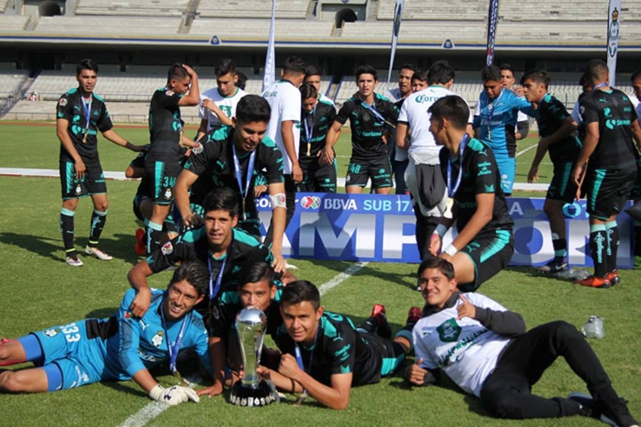 Los jóvenes futbolistas de la cantera albiverde celebraron en grande el título de la categoría Sub-17 conseguido en Ciudad Universitaria. Sub-17 se imponen a Pumas en penales
