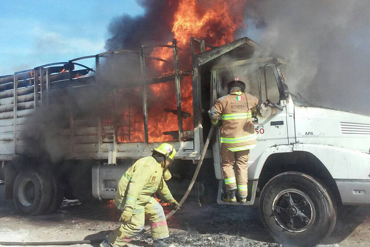 Emergencia. Se incendia camión al interior de un corralón en el fraccionamiento Miravalle de la ciudad de Gómez Palacio. (EL SIGLO DE TORREÓN) 